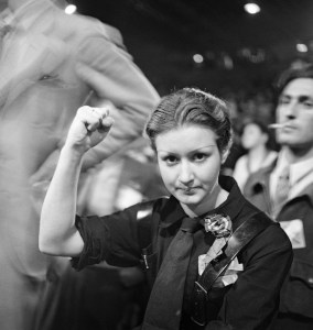 Γιορτή της Humanité. Ισπανίδα αγωνίστρια Garches (Hauts-de-Seine), 1936. Φωτογραφία του Marcel Cerf (1911-2010). Bibliothèque historique de la Ville de Paris. © Marcel Cerf / BHVP / Roger-Viollet