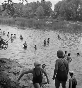 Σωματείο « Camping και Πολιτισμός ». To μπάνιο. 1936-1938. Φωτογραφία του Marcel Cerf (1911-2010). Bibliothèque historique de la Ville de Paris. © Marcel Cerf / BHVP / Roger-Viollet