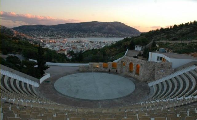 «Η γης δεν έχει κρικέλια / για να την πάρουν στον ώμο και να φύγουν…»