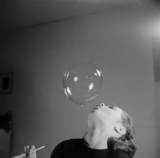 hans-wolf-bellenblazen-blowing-bubbles-1950s