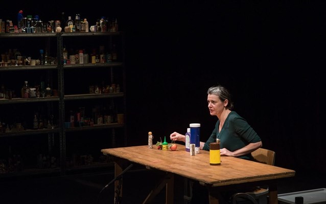 olos-o-saikspir-s-ena-trapezi-me-kathimerina-antikeimena (1)