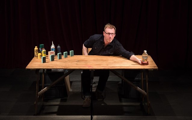 olos-o-saikspir-s-ena-trapezi-me-kathimerina-antikeimena (2)