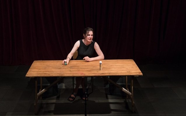 olos-o-saikspir-s-ena-trapezi-me-kathimerina-antikeimena (3)