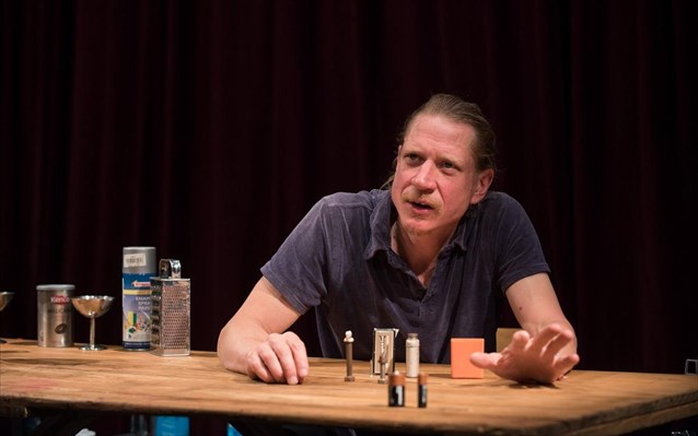 olos-o-saikspir-s-ena-trapezi-me-kathimerina-antikeimena (4)