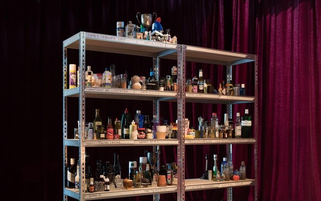 olos-o-saikspir-s-ena-trapezi-me-kathimerina-antikeimena (6)