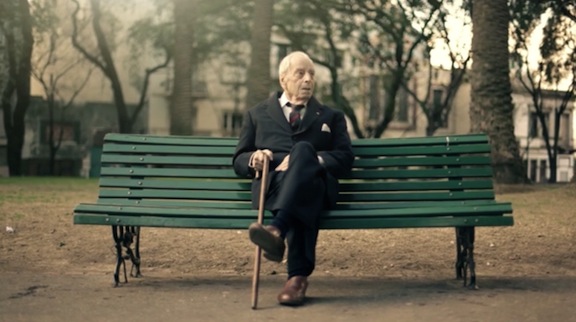 Borges_on_park_bench_8in