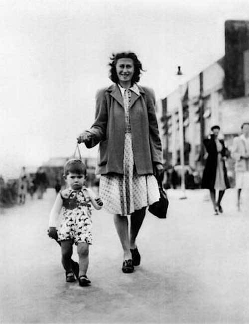 a-young-keith-richards-with-his-mother-doris-richards-1945
