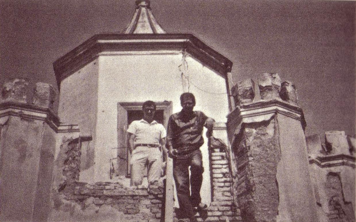 Πάνος Κουτρουμπούσης – Άλλεν Γκίνσμπεργκ στον πυργίσκο της οδού Γιάννη Σταθά, στο Κολωνάκι 1961