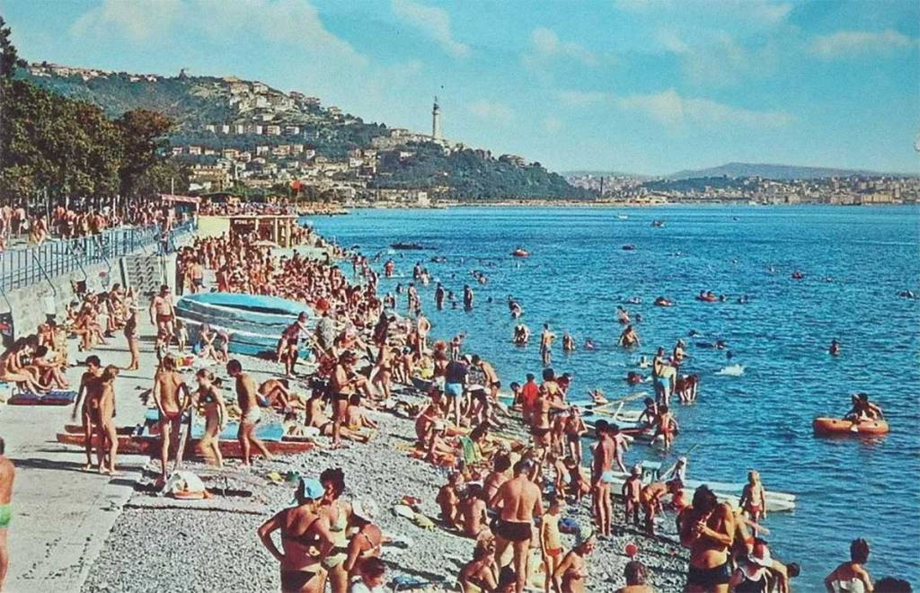 Παραλία με πετραδάκια